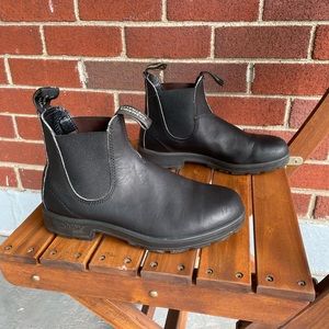 Black premium leather blundstones Chelsea boots.